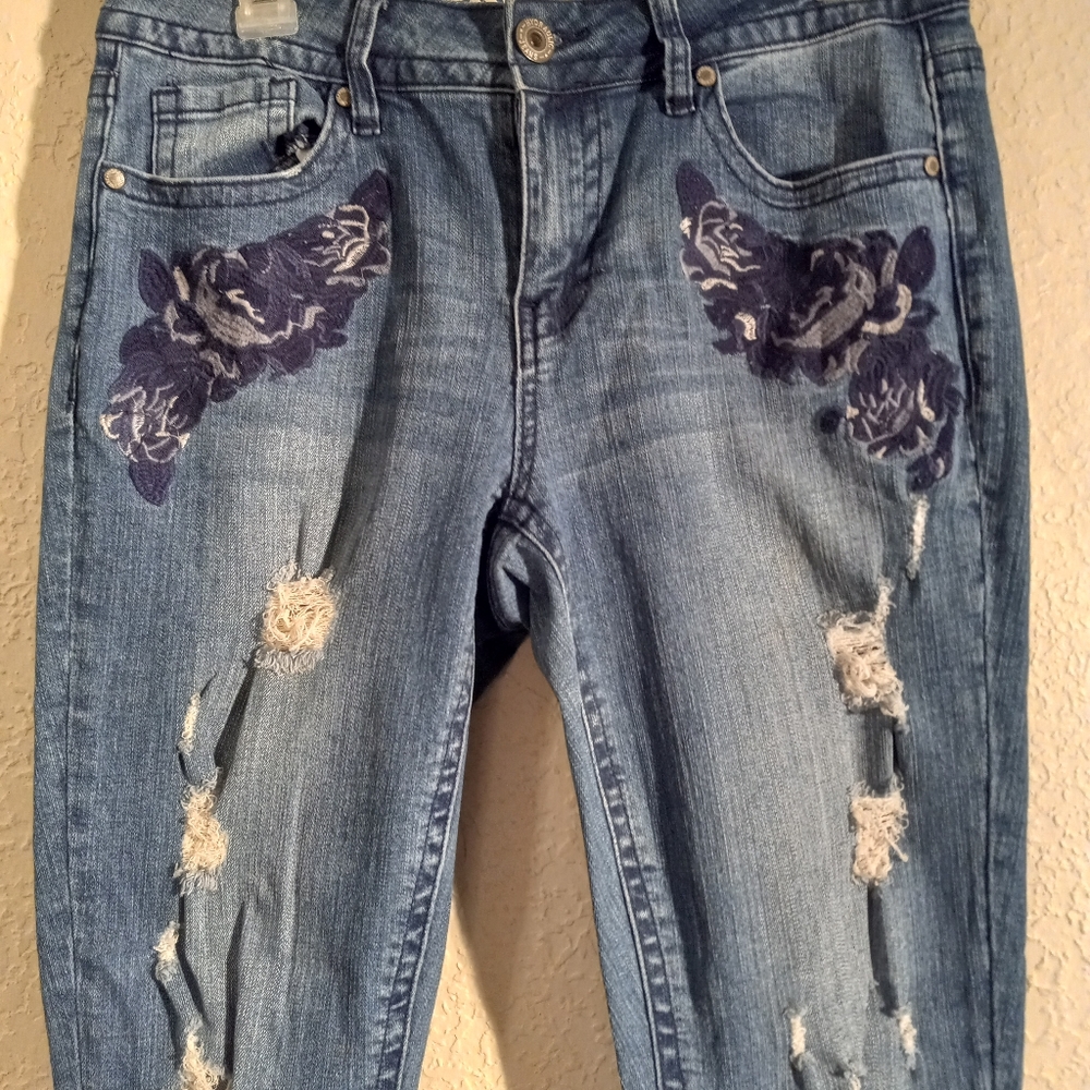 Embroidered Distressed Jeans - Picture 2 of 9